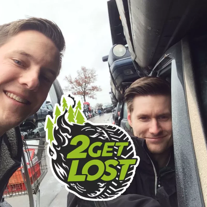 Selfie von zwei Männern mit 2getLost-Logo zum Start der Tour um die Ostsee