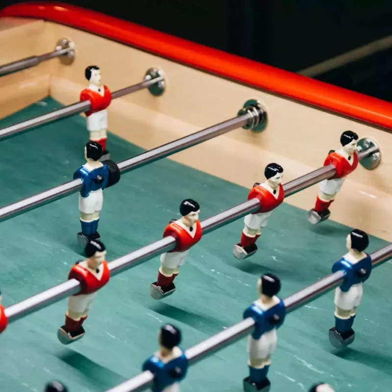 Kickertisch mit Spielfiguren in Nahaufnahme