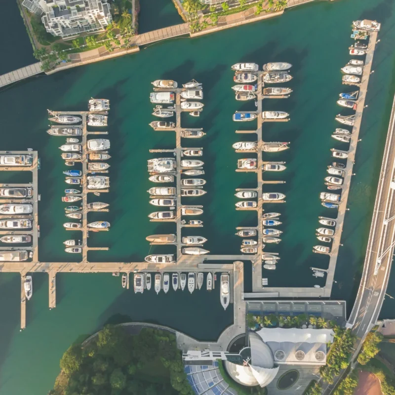 Luftaufnahme eines Yachthafens mit Booten