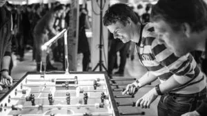 Spieler am Kickertisch beim Silpion Kicker Cup