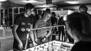 Personen spielen am Kickertisch beim Silpion Kicker Cup