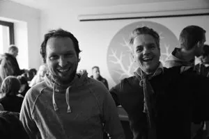 Schwarz-Weiß-Foto: zwei lachende Teilnehmende beim Silpion Kicker Cup 2016